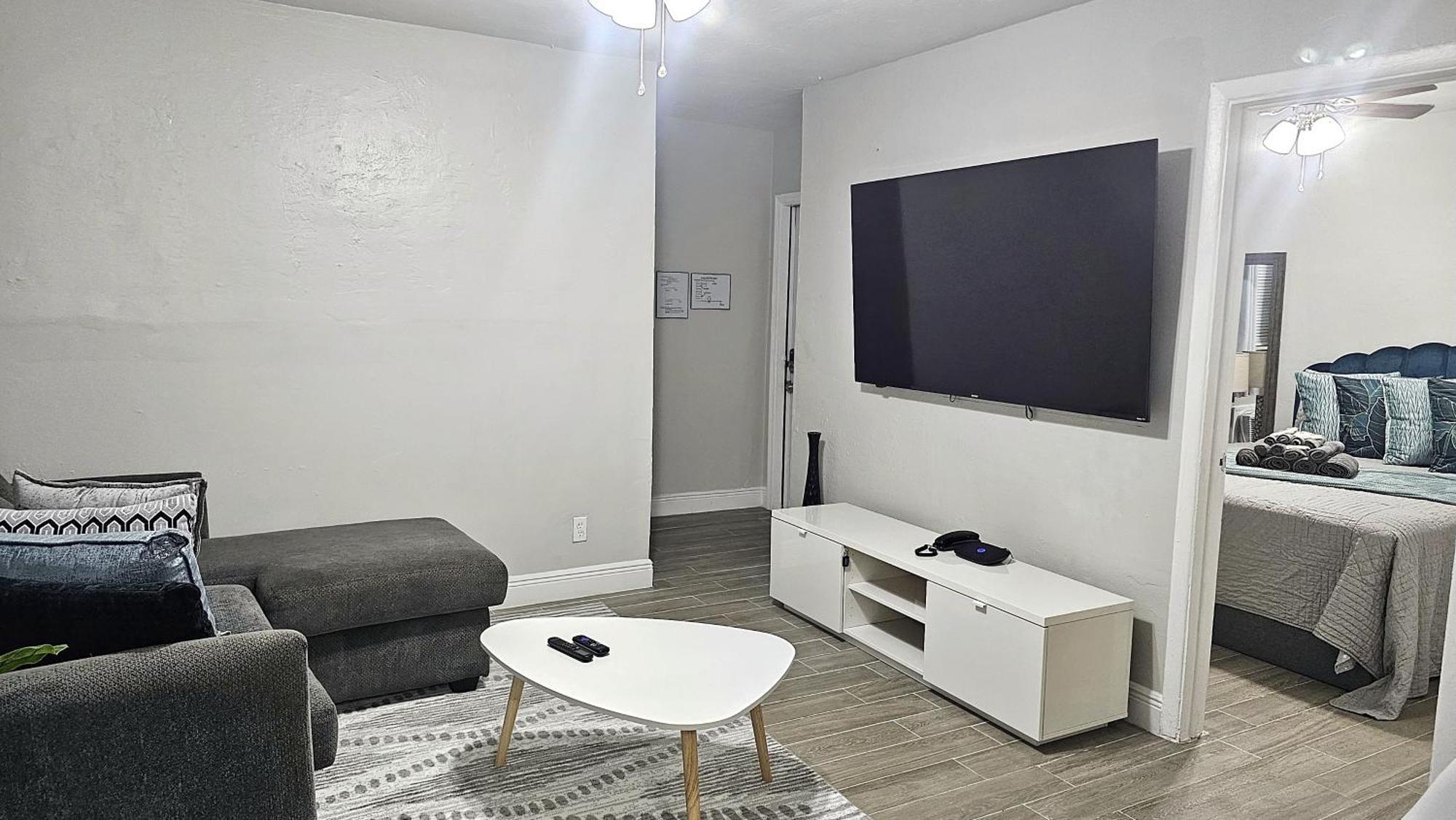 Big Tv Apartment 5 Miles From Hard Rock Casino هوليوود المظهر الخارجي الصورة